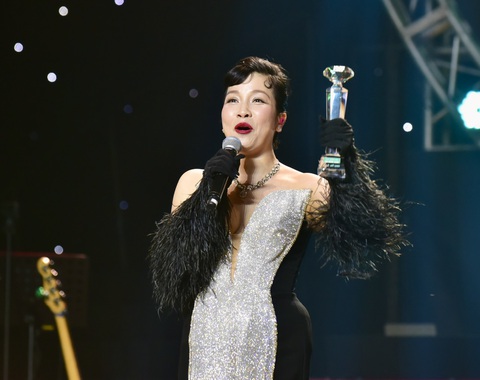 Ca sĩ Mỹ Linh giành giải Thành tựu Làn sóng xanh nhờ nhiều năm đoạt giải Làn sóng xanh, có dấu ấn nghề nghiệp gắn bó cùng lịch sử giải - Ảnh: T.T.D. Ca sĩ Mỹ Linh giành giải Thành tựu Làn sóng xanh nhờ nhiều năm đoạt giải Làn sóng xanh, có dấu ấn nghề nghiệp gắn bó cùng lịch sử giải - Ảnh: T.T.D.