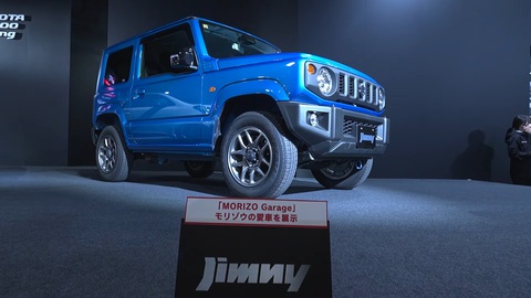 Chủ tịch Toyota mua Suzuki Jimny cũ để trưng bày tại triển lãm chính hãng- Ảnh 3. Chiếc Suzuki Jimny cực kỳ đơn giản xuất hiện tại gian hàng của Toyota gây tò mò cho khách tham quan - Ảnh cắt từ video, nguồn: Toyota Times