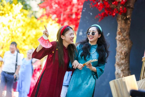 Ảnh: PHƯƠNG QUYÊN Mùng 1 Tết Giáp Thìn, thời tiết Nam Bộ nắng ráo, thuận lợi cho người dân du xuân - Ảnh: PHƯƠNG QUYÊN
