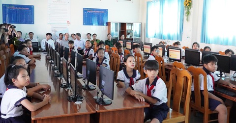 Lãnh đạo TP.HCM dự lễ bàn giao lớp học số ở xã đảo Thạnh An- Ảnh 2. Ở một số môn như tin học, tiếng Anh, học sinh của nhiều lớp sẽ cùng học trực tuyến qua một giáo viên, việc này giúp đảm bảo học sinh được học đầy đủ các môn học trong chương trình trước tình trạng thiếu giáo viên - Ảnh: CẨM NƯƠNG