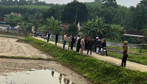 Qua nhà bố mẹ vợ 'nói chuyện', con rể đâm chết 2 người, 1 người bị thương- Ảnh 1. Người dân địa phương bàng hoàng trước vụ án mạng làm hai người tử vong - Ảnh: TÂM PHẠM