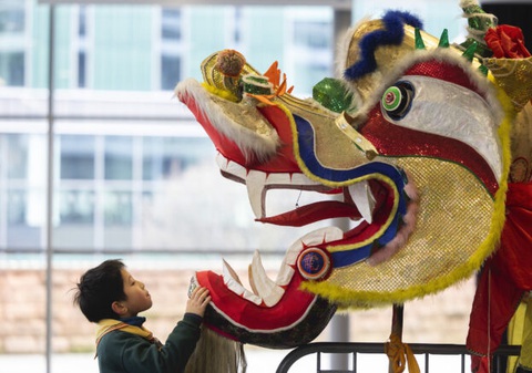 Linh vật Rồng ở thành phố Manchester, Anh quốc nhìn giống lân hơn là rồng Ảnh: Creative Tourist (Anh) Linh vật rồng ở thành phố Manchester, Anh nhìn giống lân hơn là rồng - Ảnh: Creative Tourist
