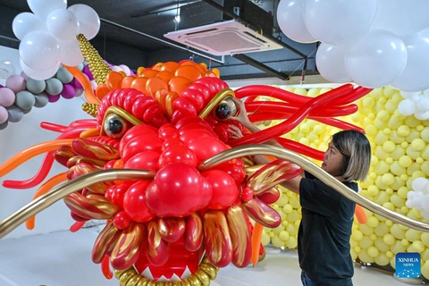 Linh vật Rồng trang trí làm bằng 600 chiếc bong bóng ghép lại rất đẹp để trưng tại thủ đô Kuala Lumpur, Malaysia - Ảnh: China News English Linh vật rồng làm bằng 600 chiếc bong bóng ghép lại trưng tại thủ đô Kuala Lumpur, Malaysia - Ảnh: China News English