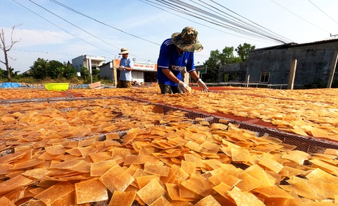 Nhờ đa dạng các loại bánh phồng như: tôm, cua, tôm tích, chuối, mít... nên các sản phẩm của làng nghề Năm Căn được tiêu thụ mạnh dịp Tết - Ảnh: THANH HUYỀN Nhờ đa dạng các loại bánh phồng như: tôm, cua, tôm tích, chuối, mít... nên các sản phẩm của làng nghề Năm Căn được tiêu thụ mạnh dịp Tết - Ảnh: THANH HUYỀN