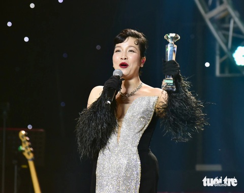 Ca sĩ Mỹ Linh giành giải Thành tựu Làn sóng xanh nhờ nhiều năm đoạt giải Làn sóng xanh, có dấu ấn nghề nghiệp gắn bó cùng lịch sử giải - Ảnh: T.T.D. Ca sĩ Mỹ Linh giành giải Thành tựu Làn sóng xanh nhờ nhiều năm đoạt giải Làn sóng xanh, có dấu ấn nghề nghiệp gắn bó cùng lịch sử giải - Ảnh: T.T.D.