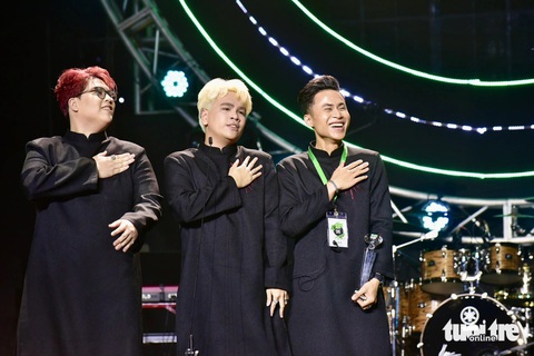 Nhóm DTAP nhận giải Nhà sản xuất của năm nhờ album Vũ trụ cò bay của ca sĩ Phương Mỹ Chi - Ảnh: T.T.D. Nhóm DTAP nhận giải Nhà sản xuất của năm nhờ album Vũ trụ cò bay của ca sĩ Phương Mỹ Chi - Ảnh: T.T.D.