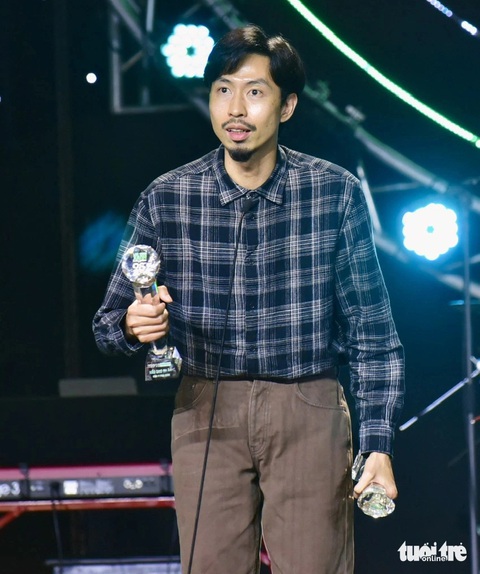 Rapper Đen nhận giải Top 10 ca khúc được yêu thích với Nấu ăn cho em. Anh gây sốt với lời phát biểu vui Rapper Đen nhận giải Top 10 ca khúc được yêu thích với Nấu ăn cho em. Anh gây sốt với lời phát biểu vui: "Khi làm nhạc thì mình nghe nhiều quá nên hơi chán, không hiểu sao mọi người lại thấy hay" - Ảnh: T.T.D.