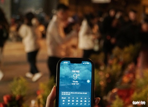 Rằm tháng chạp, người Hà Nội vẫn 'đội' rét 9 độ đi lễ vọng phủ Tây Hồ lúc 0h- Ảnh 2. 0h đêm, nhiệt độ ghi nhận tại Hà Nội là 9 độ C - Ảnh: PHẠM TUẤN