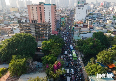 Mướt mồ hôi qua 'điểm đen' kẹt xe Bạch Đằng - Đinh Bộ Lĩnh- Ảnh 1. Dòng xe chật vật để di chuyển qua điểm kẹt xe giao lộ Bạch Đằng - Đinh Bộ Lĩnh, quận Bình Thạnh, TP.HCM - Ảnh: LÊ PHAN
