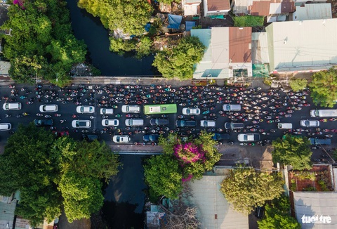 Mướt mồ hôi qua 'điểm đen' kẹt xe Bạch Đằng - Đinh Bộ Lĩnh- Ảnh 2. Nút thắt cổ chai tại cầu Đinh Bộ Lĩnh - Ảnh: LÊ PHAN