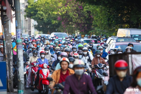 Mướt mồ hôi qua 'điểm đen' kẹt xe Bạch Đằng - Đinh Bộ Lĩnh- Ảnh 5. Đoạn đường Đinh Bộ LĨnh qua cầu Đinh Bộ Lĩnh ken đặc người vào buổi sáng - Ảnh: LÊ PHAN