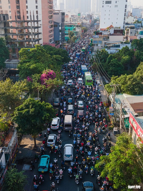 Mướt mồ hôi qua 'điểm đen' kẹt xe Bạch Đằng - Đinh Bộ Lĩnh- Ảnh 6. Mỗi ngày người dân đều chật vật để vượt qua giao lộ Bạch Đằng - Đinh Bộ Lĩnh, quận Bình Thạnh, TP.HCM để vào trung tâm TP - Ảnh: LÊ PHAN