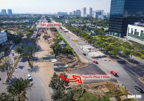 Người dân đi lại thế nào khi đóng nút giao Nguyễn Văn Linh - Nguyễn Hữu Thọ?- Ảnh 2. Đối với xe container, xe tải đi từ hướng huyện Nhà Bè qua quận 7: đường Nguyễn Hữu Thọ, huyện Nhà Bè - rẽ phải đường Nguyễn Văn Linh - quay đầu xe tại giao lộ đường Nguyễn Phan Chánh - đường Nguyễn Văn Linh - rẽ phải đường Nguyễn Hữu Thọ (quận 7) - Ảnh: CHÂU TUẤN