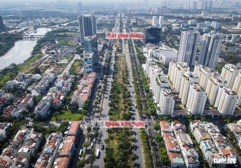 Người dân đi lại thế nào khi đóng nút giao Nguyễn Văn Linh - Nguyễn Hữu Thọ?- Ảnh 4. Còn đối với xe hơi du lịch và xe 2 bánh đi từ hướng Nhà Bè qua quận 7: đường Nguyễn Hữu Thọ - rẽ phải đường Nguyễn Văn Linh (làn xe hỗn hợp) - quay đầu xe tại giao lộ đường Phạm Văn Nghị (cách nút giao để xe container quay đầu khoảng 400m) - đường Nguyễn Văn Linh - rẽ phải đường Nguyễn Hữu Thọ (quận 7) - Ảnh: CHÂU TUẤN