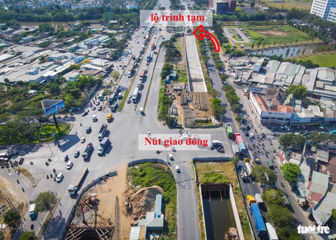 Người dân đi lại thế nào khi đóng nút giao Nguyễn Văn Linh - Nguyễn Hữu Thọ?- Ảnh 5. Hướng từ quận 7 đi huyện Nhà Bè, đối với xe container, xe tải: đường Nguyễn Hữu Thọ, quận 7 - rẽ phải đường Nguyễn Văn Linh (2 làn xe ô tô) - quay đầu tại vị trí trước cầu Tư Dinh hoặc trước trạm thu phí - đường Nguyễn Văn Linh - rẽ phải đường Nguyễn Hữu Thọ (huyện Nhà Bè) - Ảnh: CHÂU TUẤN