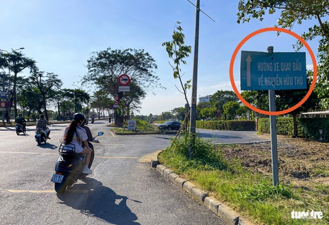 Người dân đi lại thế nào khi đóng nút giao Nguyễn Văn Linh - Nguyễn Hữu Thọ?- Ảnh 7. Đối với xe 2 bánh và xe hơi du lịch: đường Nguyễn Hữu Thọ (quận 7) - rẽ phải đường Nguyễn Văn Linh (2 làn xe hỗn hợp) - quay đầu xe trên đường gom dưới cầu Ông Lớn - đường Nguyễn Văn Linh - rẽ phải đường Nguyễn Hữu Thọ (huyện Nhà Bè) - Ảnh: CHÂU TUẤN