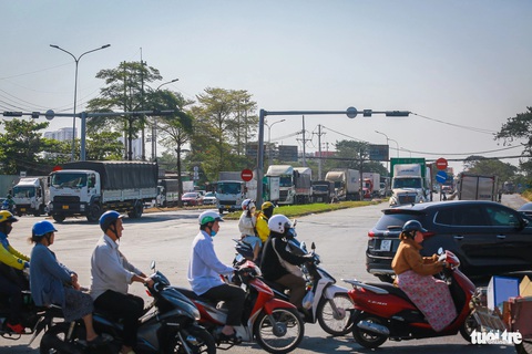 Người dân đi lại thế nào khi đóng nút giao Nguyễn Văn Linh - Nguyễn Hữu Thọ?- Ảnh 8. Theo Sở Giao thông vận tải TP.HCM, hiện nay khu vực nút giao trên đang rào chắn để xây dựng công trình hầm chui, phạm vi chiếm dụng dài 505m, rộng 75m. Luồng xe cộ đi lại ở cả hai hướng rộng khoảng 18m. Khi đóng nút giao này, tất cả xe cộ đều bị cấm qua lại và phải đi đường khác - Ảnh: CHÂU TUẤN