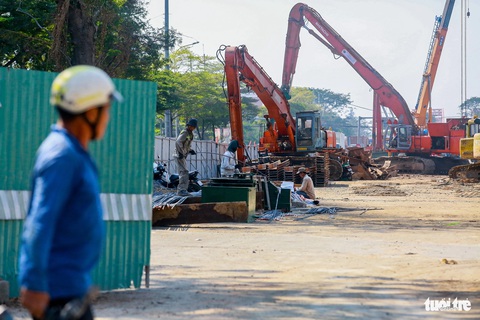 Người dân đi lại thế nào khi đóng nút giao Nguyễn Văn Linh - Nguyễn Hữu Thọ?- Ảnh 10. Phía bên trong rào chắn ở nút giao Nguyễn Văn Linh - Nguyễn Hữu Thọ, đơn vị thi công hầm chui này cũng đang tăng tốc xây dựng - Ảnh: CHÂU TUẤN