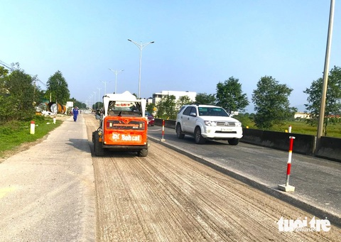 Đề nghị xem xét tạm dừng thu phí tuyến BOT đoạn qua Hà Tĩnh- Ảnh 2. Đơn vị vận hành tuyến BOT tuyến Bắc TP Hà Tĩnh tới Nam cầu Bến Thủy sửa chữa mặt đường hư hỏng - Ảnh: LÊ MINH
