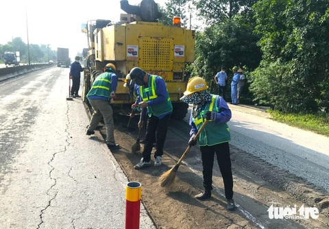 Đề nghị xem xét tạm dừng thu phí tuyến BOT đoạn qua Hà Tĩnh- Ảnh 3. Công nhân sửa chữa tuyến BOT bị xuống cấp, hư hỏng - Ảnh: LÊ MINH