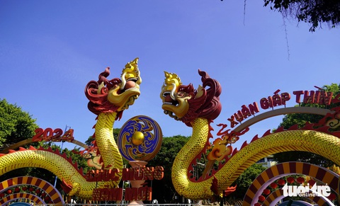 Rồng chầu nguyệt, rồng bay ra biển lớn ở Vũng Tàu- Ảnh 1. Đôi rồng chầu nguyệt ở hoa viên Quang Trung, TP Vũng Tàu - Ảnh: ĐÔNG HÀ