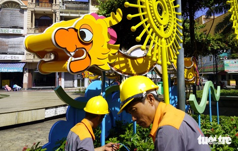 Rồng chầu nguyệt, rồng bay ra biển lớn ở Vũng Tàu- Ảnh 4. Rồng vàng hạ giới đang được lắp đèn chiếu sáng ở hoa viên Trưng Trắc - Trưng Nhị, TP Vũng Tàu - Ảnh: Đ.H.