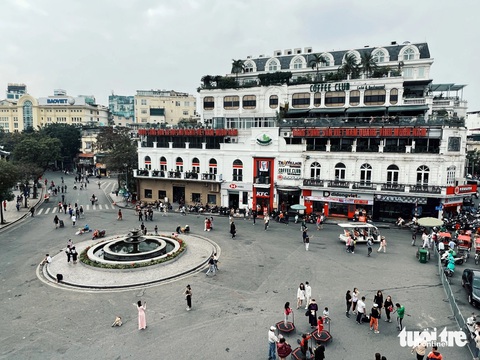 Tết này, Hà Nội sẽ không mở cửa phố đi bộ hồ Hoàn Kiếm- Ảnh 1. Phố đi bộ hồ Hoàn Kiếm trong một buổi chiều cuối tuần - Ảnh: PHẠM TUẤN