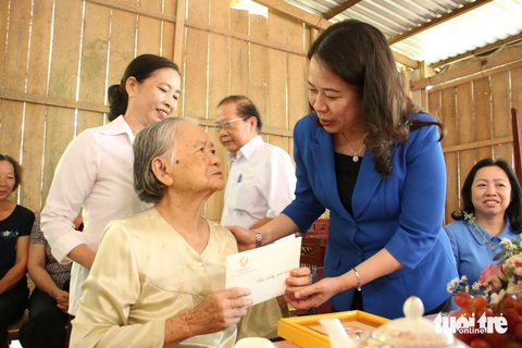 Phó chủ tịch nước Võ Thị Ánh Xuân tặng 600 phần quà Tết cho người dân Bến Tre- Ảnh 1. Phó chủ tịch nước Võ Thị Ánh Xuân đến thăm, chúc Tết Mẹ Việt Nam anh hùng Đỗ Thị Phiếm (sinh năm 1934, ngụ ấp 3, xã Thạnh Phú Đông, tỉnh Bến Tre).