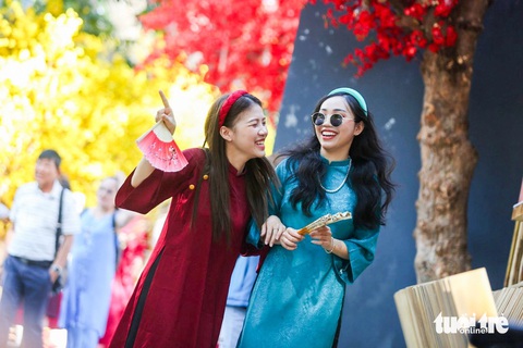 Ảnh: PHƯƠNG QUYÊN TP.HCM là thế. Sài Gòn là thế. Già không nói, trẻ thì cứ vui chơi đi cái đã. Cứ hòa mình vào muôn màu xanh đỏ tím vàng... - Ảnh minh họa: PHƯƠNG QUYÊN