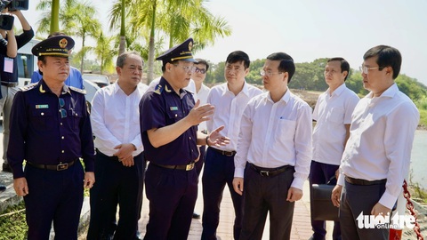 Chủ tịch nước Võ Văn Thưởng thăm, chúc Tết bà con, cán bộ chiến sĩ tỉnh Đồng Tháp- Ảnh 3. Chủ tịch nước Võ Văn Thưởng thăm, chúc Tết cán bộ, nhân viên Chi cục Hải quan cửa khẩu quốc tế Thường Phước, huyện Hồng Ngự - Ảnh: ĐẶNG TUYẾT