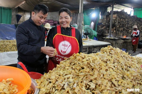 Làng nghề mứt gừng, bánh lọc đỏ lửa dịp Tết- Ảnh 2. Làng nghề mứt gừng Mỹ Chánh có từ lâu đời - Ảnh: HOÀNG TÁO