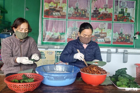 Làng nghề mứt gừng, bánh lọc đỏ lửa dịp Tết- Ảnh 3. Bánh bột lọc gói bằng lá chuối xanh, được săn đón dịp Tết - Ảnh: HOÀNG TÁO