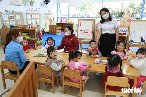 Nhân rộng giáo dục chuẩn quốc tế cho con công nhân khó khăn- Ảnh 2. Trung tâm có lớp học được bố trí, sắp xếp thành nhiều khu vực với các loại hình hoạt động khác nhau - Ảnh: ĐOÀN NHẠN