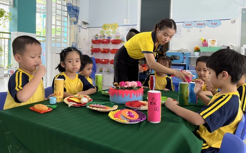 TP.HCM đưa lên mạng danh sách toàn bộ trường mầm non, nhóm trẻ- Ảnh 1. Trẻ mầm non tại TP.HCM trong một hoạt động dạy học - Ảnh: MỸ DUNG