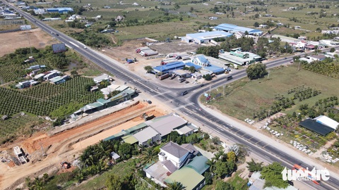Vướng mặt bằng, dự án đường ven biển Bình Thuận lại lỗi hẹn- Ảnh 4. Dự án đường Hàm Kiệm - Tiến Thành hoàn thành sẽ rút ngắn khoảng cách rất nhiều, kết nối từ các tuyến cao tốc Bắc Nam, quốc lộ 1 đến đường ven biển ĐT.719B đi đến các địa phương phía nam của tỉnh Bình Thuận. Trong ảnh là đoạn giao nhau giữa dự án Hàm Kiệm - Tiến Thành (màu đỏ đang thi công) với quốc lộ 1 (chéo ngang) và đường dẫn đến nút giao cao tốc Bắc Nam (đối diện dự án) - Ảnh: ĐỨC TRONG