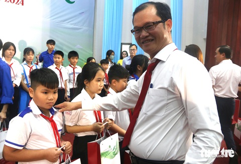 ông Vương Hoàng Nam - phó giám đốc ngân hàng Agribank chi nhánh Phú Nhuận (TP.HCM) trao học bổng Gieo mầm tri thức cho học sinh Phú Yên - Ảnh: NGUYỄN HOÀNG Ông Vương Hoàng Nam, phó giám đốc Ngân hàng Agribank chi nhánh Phú Nhuận (TP.HCM), trao học bổng Gieo mầm tri thức cho học sinh Phú Yên - Ảnh: NGUYỄN HOÀNG