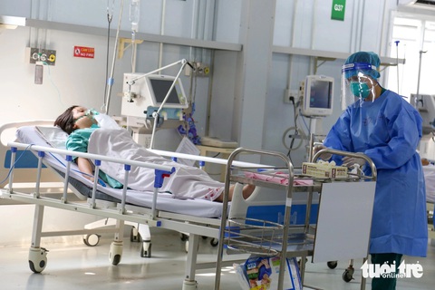 Bệnh viện dã chiến điều trị COVID-19 cuối cùng của Việt Nam giải thể- Ảnh 1. Trong cuộc chiến chống dịch, Bệnh viện dã chiến số 13 là một trong ba trung tâm hồi sức tích cực chuyên tiếp nhận điều trị cho bệnh nhân mắc COVID-19 nặng - Ảnh: PHƯƠNG QUYÊN