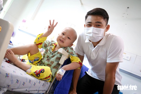 Mắt cha nhòe đi khi con trai ung thư hỏi ngày về ăn Tết- Ảnh 5. Bạn nhỏ Minh Phi (4 tuổi) vui mừng khi nhận ra cầu thủ bóng đá Ngô Tùng Quốc vì "rất giống ai đó mà con thấy trên tivi" - Ảnh: PHƯƠNG QUYÊN