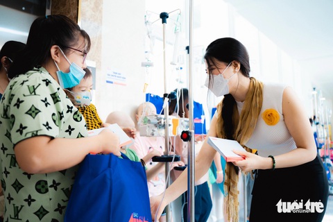 Mắt cha nhòe đi khi con trai ung thư hỏi ngày về ăn Tết- Ảnh 6. Top 20 Hoa hậu Nhân ái Việt Nam 2023 Cẩm Chi đồng hành cùng chương trình - Ảnh: THANH HIỆP