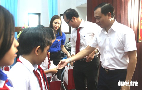 Uỷ viên Ban thường vụ Tỉnh ủy, trưởng Ban Tuyên giáo Tỉnh ủy Phú Yên Bùi Thanh Toàn trao học bổng Gieo mầm tri thức cho các em học sinh - Ảnh: NGUYỄN HOÀNG Ông Bùi Thanh Toàn - ủy viên Ban Thường vụ Tỉnh ủy, trưởng Ban Tuyên giáo Tỉnh ủy Phú Yên - động viên học sinh nhận học bổng Gieo mầm tri thức - Ảnh: NGUYỄN HOÀNG