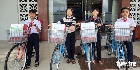 Niềm vui của các học sinh nhận học bổng là chiếc xe đạp và dụng cụ học tập, ngoài ra còn nhận quà tết - Ảnh: NGUYỄN HOÀNG Niềm vui của các học sinh nhận học bổng là chiếc xe đạp và dụng cụ học tập, ngoài ra còn nhận quà Tết - Ảnh: NGUYỄN HOÀNG