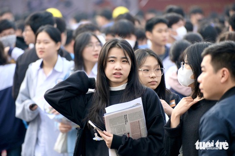 Công bố đề thi và đáp án kỳ thi học sinh giỏi quốc gia- Ảnh 1. Học sinh tham gia chương trình tư vấn tuyển sinh - hướng nghiệp năm 2024 do báo Tuổi Trẻ và các đơn vị phối hợp tổ chức - Ảnh: NGUYÊN BẢO