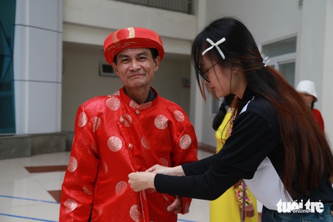 Chụp hình đón Tết để kỷ niệm những ngày mình vẫn còn trên đời- Ảnh 3. Ông Nguyễn Vũ nói rằng dù mệt nhưng tranh thủ chụp hình đón Tết để có kỷ niệm những ngày mình còn lại trên cõi đời này - Ảnh: ĐOÀN NHẠN