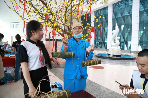 Chụp hình đón Tết để kỷ niệm những ngày mình vẫn còn trên đời- Ảnh 5. Ông Trương Văn Quý (69 tuổi, quê Đắk Lắk) xúc động khi được cùng mọi người gói và nấu rồi thưởng thức bánh tét ngay tại bệnh viện - Ảnh: ĐOÀN NHẠN