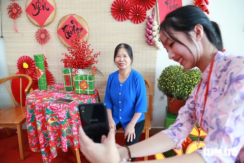 Chụp hình đón Tết để kỷ niệm những ngày mình vẫn còn trên đời- Ảnh 6. Tình nguyện viên Phương Thảo (sinh viên Trường đại học Kinh tế Đà Nẵng) cho biết tham gia Xuân yêu thương cùng bệnh nhân ung thư, cô cảm nhận cuộc sống mình có ý nghĩa khi góp được chút sức trẻ giúp đỡ người bệnh - Ảnh: ĐOÀN NHẠN