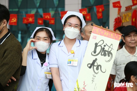 Chụp hình đón Tết để kỷ niệm những ngày mình vẫn còn trên đời- Ảnh 8. Xuân yêu thương không chỉ mang niềm vui đến các bệnh nhân mà còn cho cả các y bác sĩ - Ảnh: ĐOÀN NHẠN