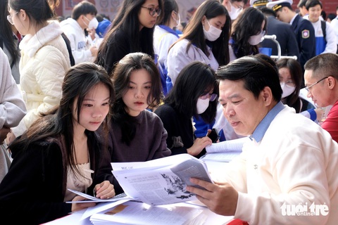 Hà Nội dẫn đầu cả nước kỳ thi chọn học sinh giỏi quốc gia- Ảnh 1. Học sinh tham dự chương trình tư vấn tuyển sinh - hướng nghiệp năm 2024 do báo Tuổi Trẻ phối hợp với các đơn vị tổ chức - Ảnh: NGUYÊN BẢO