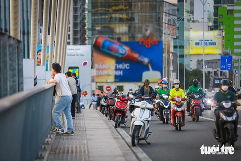 Lao ra giữa dải phân cách cầu Ba Son... tạo dáng chụp hình: Quá nguy hiểm!- Ảnh 1. Hàng dài xe máy dừng trên cầu Ba Son (TP.HCM), đặc biệt nhiều vào buổi chiều và tối - Ảnh: CHÂU TUẤN