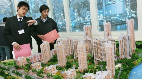 Các nhà phát triển bất động sản Trung Quốc đang sử dụng các chiến thuật tiếp thị kỳ lạ trong bối cảnh bất động sản đang sụt giảm.- Ảnh: AFP Các nhà phát triển bất động sản Trung Quốc đang sử dụng những chiến thuật tiếp thị kỳ lạ trong bối cảnh bất động sản đang sụt giảm - Ảnh: AFP