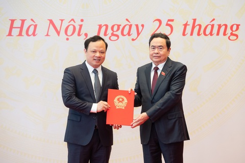 Chủ nhiệm Ủy ban Kiểm tra Tỉnh ủy Hưng Yên làm trợ lý Chủ tịch Quốc hội- Ảnh 1. Phó chủ tịch thường trực Quốc hội Trần Thanh Mẫn trao nghị quyết cho ông Bùi Thế Cử - Ảnh: TRỌNG QUỲNH